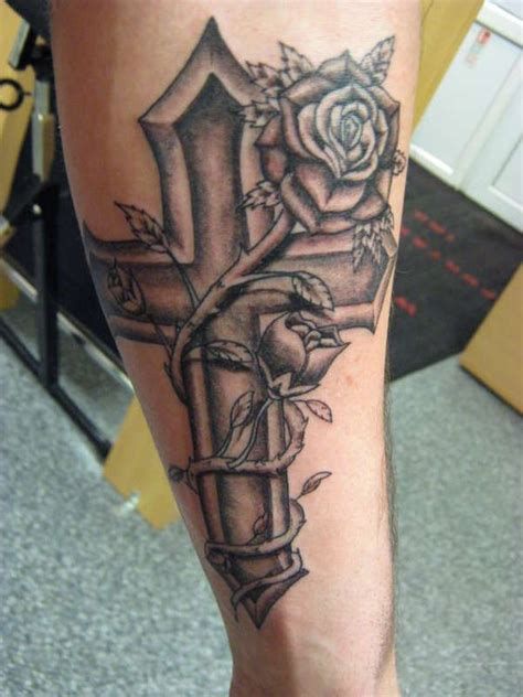 Tatuajes Cruces y Rosas en Antebrazo
