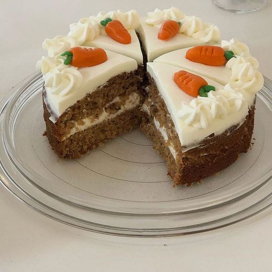 imagen de torta de zanahoria  decorada con pequeñas zanahorias de fondant.
