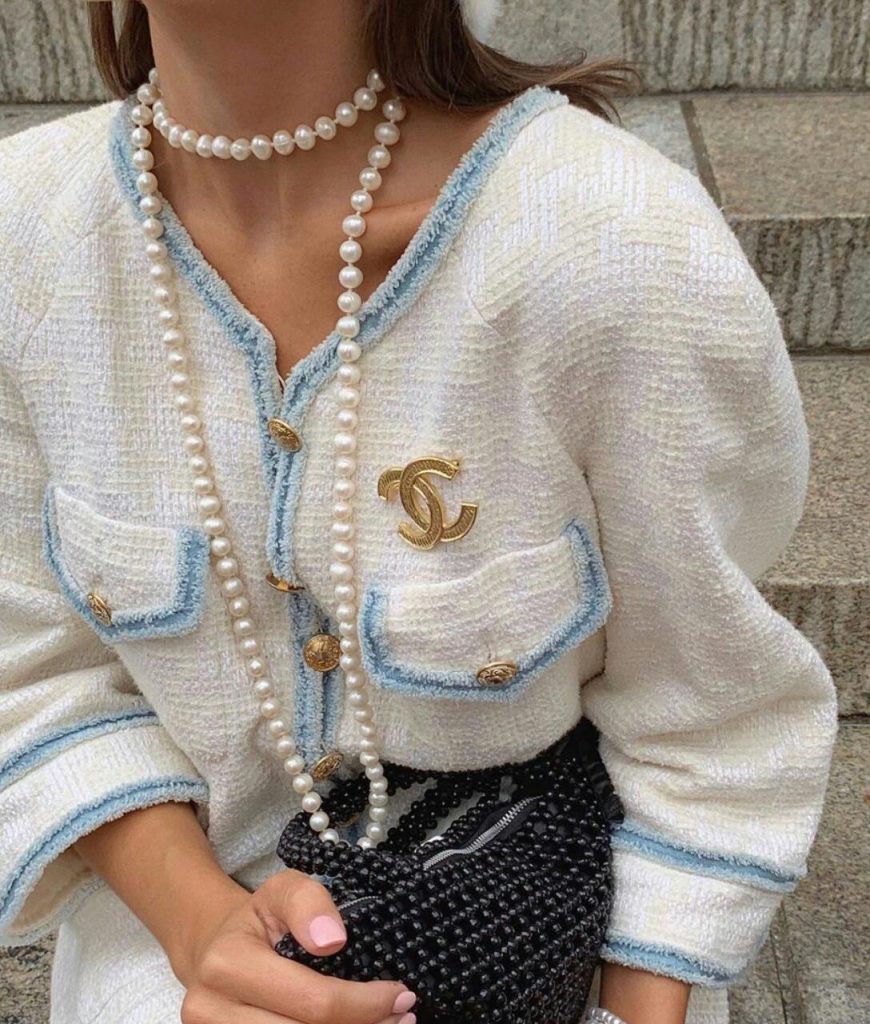 mujer vestida con estilo oldmoney y collar de perlas