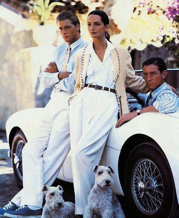 dos chicos y una chica sobre un auto descapotable blanco y sus dos perritos