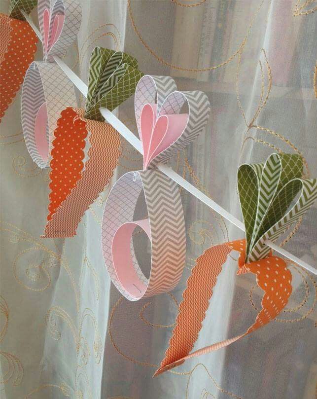 guirnalda hecha con tiras de cartulina o papel craf formando conejos y zanahorias
