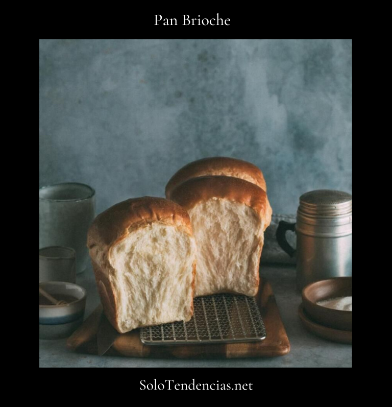 Imagen de pan brioche, horneada en forma de barra, donde se ve la miga esponjosa del pan.