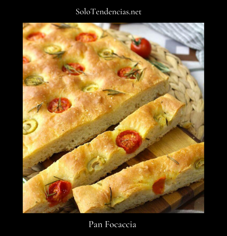 imagen de pan Focaccia con tomates Cherry, aceitunas y romero por encima.