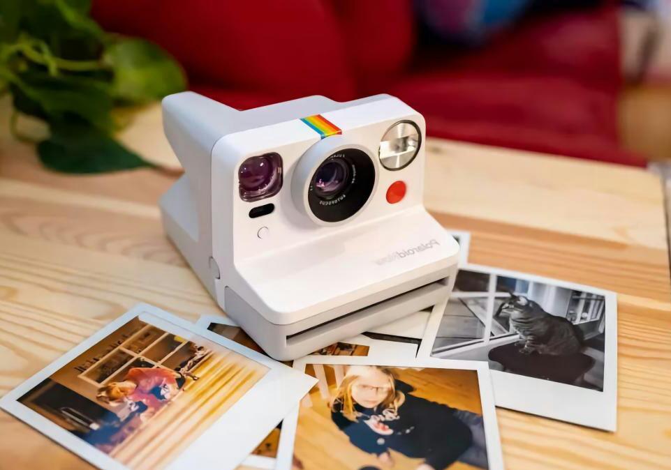 Imagen de Cámara instantánea Polaroid Now, con fotos alrededor
